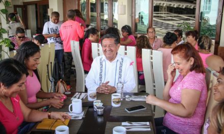 Profe Michel se reúne con mujeres en Desayuno Rosa con causa