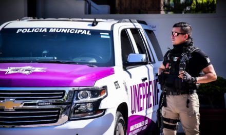Entrega el Alcalde de Mazatlán, Edgar González Zatarain, vehículo a Uneprevif