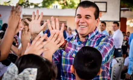 El Alcalde de Mazatlán entrega tres aulas y dos minisplit a estudiantes de la primaria Justo Sierra