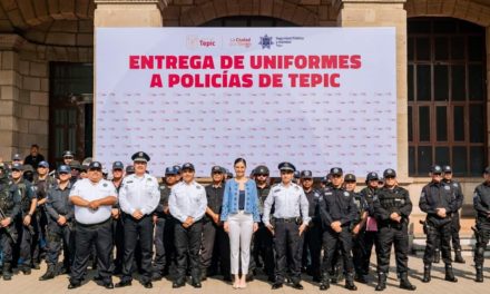 ENTREGA GERALDINE PONCE NUEVOS UNIFORMES PARA POLICÍAS DE TEPIC