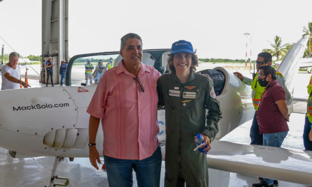 Aterrizó en PV joven piloto que le da la vuelta al mundo