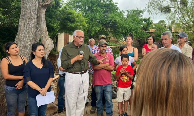 Visita Miguel Ángel Navarro Quintero a familias afectadas por inundación en Mazatán.