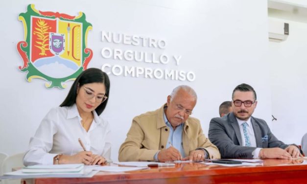 Entrega Miguel Ángel Navarro Quintero recursos económicos para deudas de Tepic con CFE.