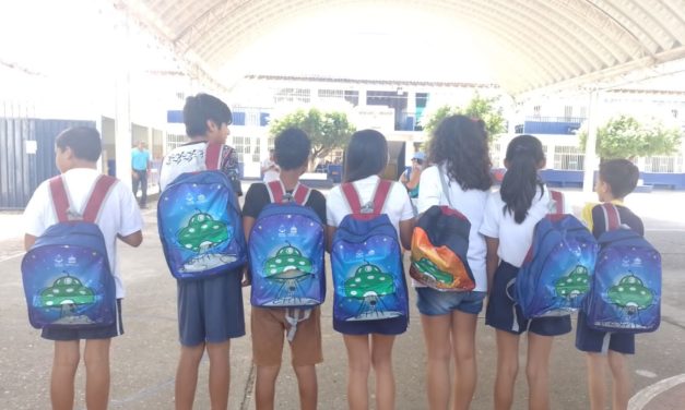 Gobierno de Puerto Vallarta entregó mochilas y uniformes a casi 17 mil alumnos￼