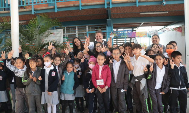 Frangie entrega kits escolares a niñas y niños de Parques de Tesistán
