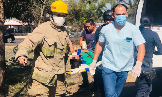 RESCATA SSPC A MASCULINO QUE RESULTARA LESIONADO TRAS LA VOLCADURA DE UN VEHÍCULO DE CARGA EN EL LIBRAMIENTO CARRETERO DE TEPIC.