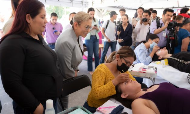 LA PRESIDENTA DEL SISTEMA DIF NAYARIT, DOCTORA BEATRIZ ESTRADA MARTÍNEZ, ENCABEZÓ EL ARRANQUE DE LA SEGUNDA FERIA PARA EL EMPRENDIMIENTO DEL INSTITUTO DE CAPACITACIÓN PARA EL TRABAJO DEL ESTADO DE NAYARIT (ICATEN), EN EL MUNICIPIO DE XALISCO, DONDE SE INSTALARON MÓDULOS DE MUESTRA DE LOS CURSOS EN ACTIVO DEL INSTITUTO, ASÍ COMO STANDS DE EMPRENDIMIENTOS QUE HAN RESULTADO DE LAS DIVERSAS CAPACITACIONES QUE AHÍ SE OTORGAN.