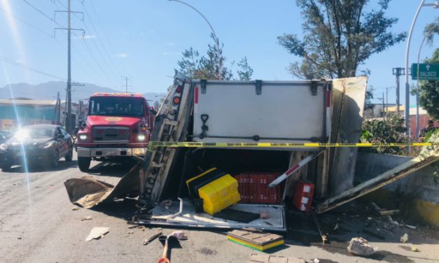 RESCATA SSPC A MASCULINO QUE RESULTARA LESIONADO TRAS LA VOLCADURA DE UN VEHÍCULO DE CARGA EN EL LIBRAMIENTO CARRETERO DE TEPIC