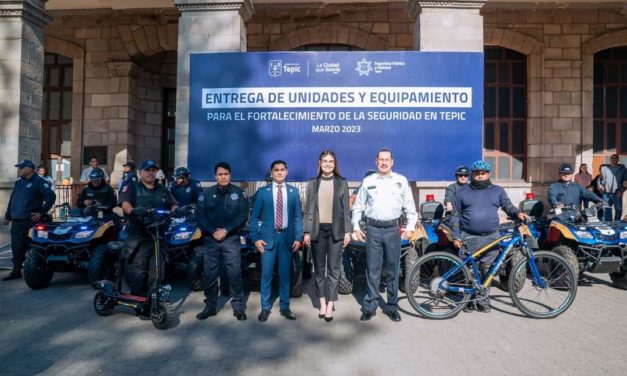 GERALDINE ENTREGA NUEVO EQUIPAMIENTO A LA POLICÍA DE TEPIC PARA REFORZAR SEGURIDAD
