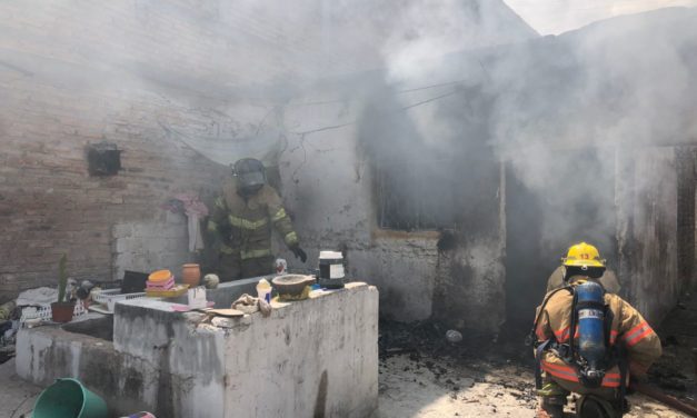 SOFOCAN BOMBEROS DEL ESTASO EL INCENDIO DE UNA VIVIENDA EN LA COLONIA LÓPEZ MATEOS DE TEPIC