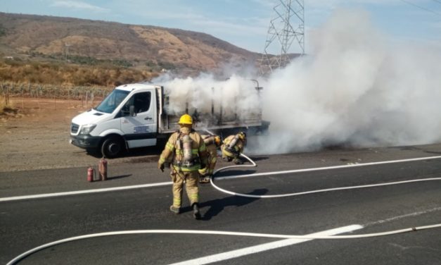 BOMBEROS DE NAYARIT SOFOCAN INCENDIO DE VEHÍCULO EN LA AUTOPISTA GUADALAJARA – TEPIC