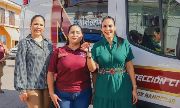 ENTREGA MIRTHA VILLALVAZO NUEVA AMBULANCIA EQUIPADA A PROTECCIÓN CIVIL DE BAHÍA DE BANDERAS