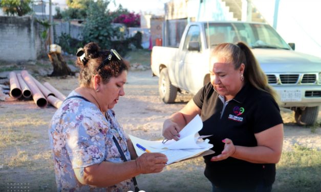 CERCANA A LA GENTE Y RECORRIENDO CASA POR CASA ASÍ FUE COMO DIO BANDERAZO DE INICIO DE OBRA, LA PRIMER EDIL DEL MUNICIPIO