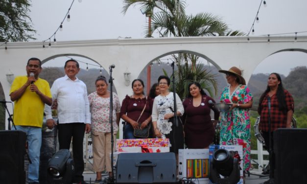 PROFE MICHEL CELEBRA A CIENTOS DE MAMÁS EN LA ZONA RURAL