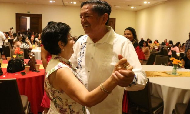 CELEBRA EL PROFE MICHEL A LAS MAMÁS DEL AYUNTAMIENTO