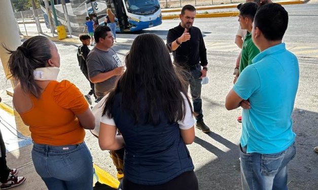 GERALDINE BRINDA AYUDA A HERIDOS POR ACCIDENTE DE AUTOBÚS DE EQUIPO DE FÚTBOL
