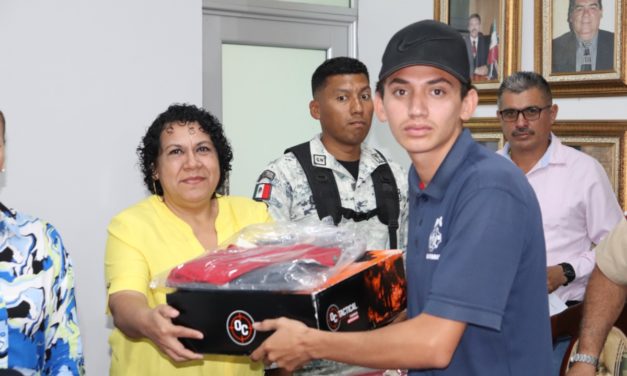 ENTREGAN UNIFORMES A ELEMENTOS DE SEGURIDAD PÚBLICA Y CUERPOS DE AUXILIO