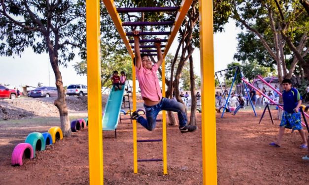 HABITANTES DE LA AMPLIACIÓN 13 DE SEPTIEMBRE, ANHELABAN JUEGOS INFANTILES QUE HOY ENTREGÓ GOBIERNO MUNICIPAL