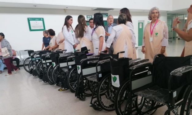 ENTREGA VOLUNTARIADO DEL IMSS NAYARIT 10 SILLAS DE RUEDA AL HGZ NO. 1 PARA MEJORAR MOVILIDAD DE PACIENTES