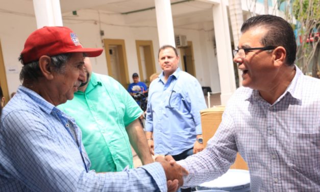 AGRADECEN PESCADORES A EDGAR GONZÁLEZ GESTIONES Y APOYOS PARA EJERCER LA ACTIVIDAD