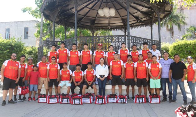 ALCALDESA ENTREGA UNIFORMES A LA SELECCIÓN “CAMARONEROS DE ESCUINAPA”, QUE ESTARÁN PARTICIPANDO EN LA LIGA REGIONAL DE FÚTBOL