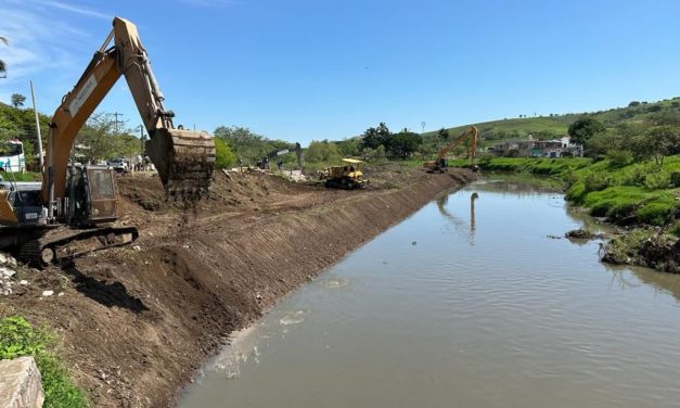 SE CONTINÚA CON EL DESAZOLVE EN EL RIO MOLOLOA DE TEPIC