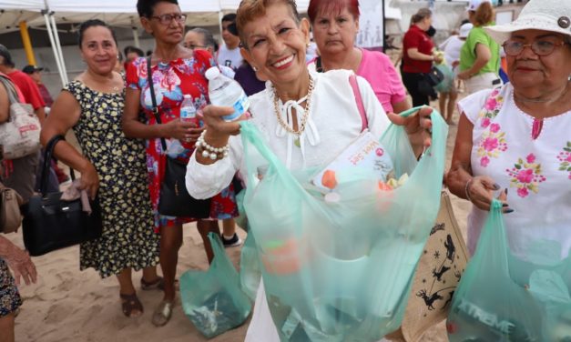 PARTICIPAN PERSONAS ADULTAS MAYORES EN LIMPIEZA DE PLAYA CON MOTIVO DEL DÍA DE LAS Y LOS ABUELOS.