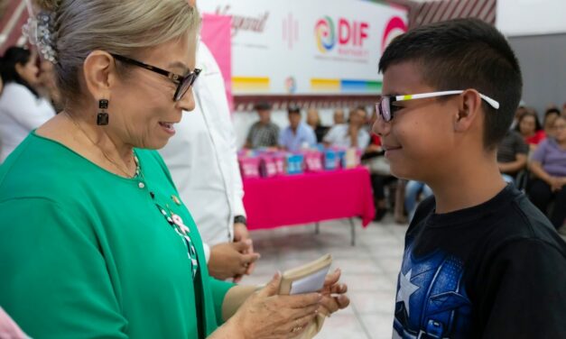 APOYA DIF NAYARIT A FAMILIAS DE TEPIC Y XALISCO CON LA ENTREGA GRATUITA DE LENTES
