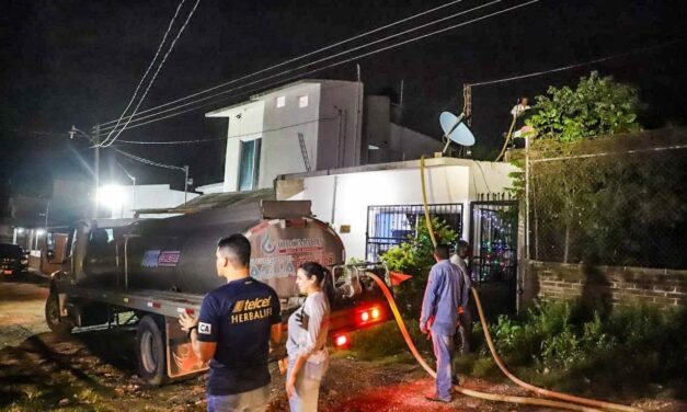 MIRTHA VILLALVAZO LLEVA AGUA POTABLE A MEZCALITOS