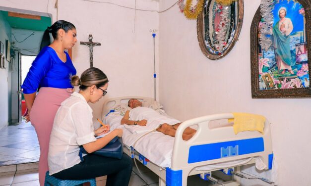 FISIOTERAPEUTAS DEL DIF ACUDEN A VISITAS DOMICILIARIAS