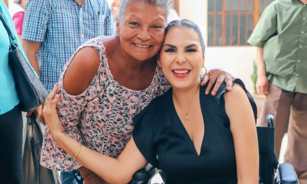 EN AUDIENCIA CIUDADANA RECIBEN CON «LAS MAÑANITAS» A LA ALCALDESA, MIRTHA VILLALVAZO, EN LA PRESIDENCIA MUNICIPAL