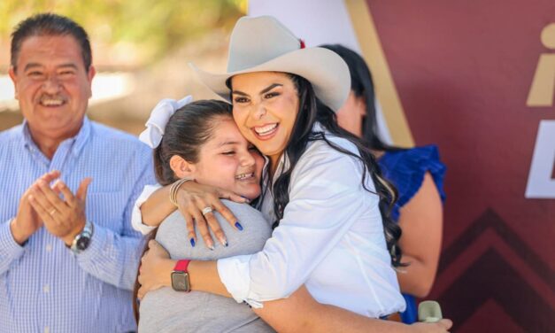 LA ALCALDESA MIRTHA VILLALVAZO DA BANDERAZO PARA LA CONSTRUCCIÓN DE DOMO EN LA PRIMARIA «FERNANDO GAMBOA BERZUNZA» EN SAN JUAN DE ABAJO
