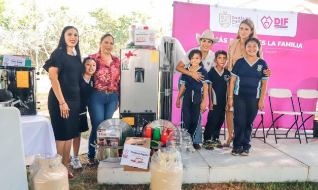 ENTREGA EL SISTEMA MUNICIPAL DIF EQUIPAMIENTO PARA DESAYUNADORES ESCOLARES