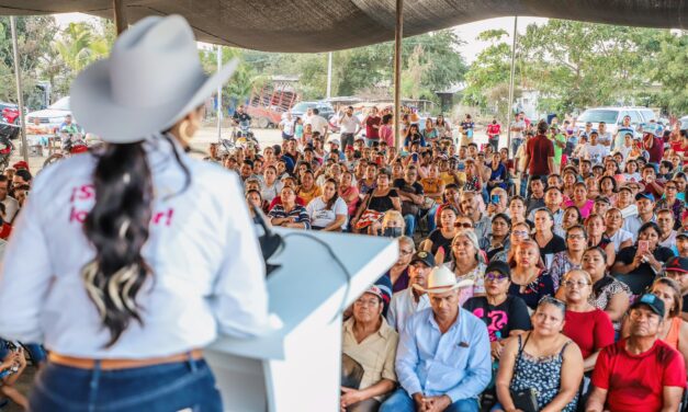 ENTREGA LA ALCALDESA MIRTHA VILLALVAZO ESCRITURAS A LOS VECINOS DE VILLAS MIRAMAR