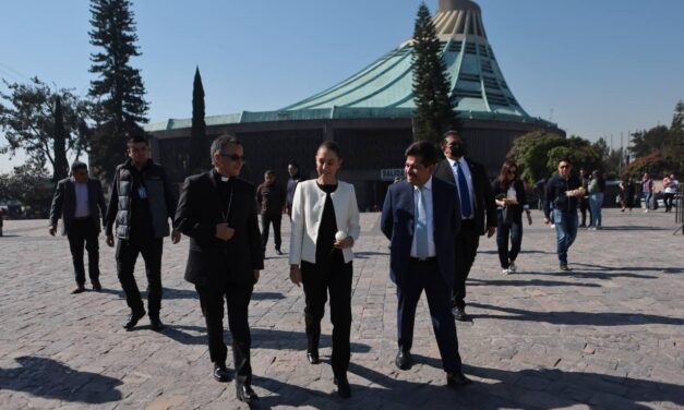 CLAUDIA SHEINBAUM ENTREGA ROSA DE PLATA BENDECIDA POR EL PAPA FRANCISCO A LA BASÍLICA DE GUADALUPE