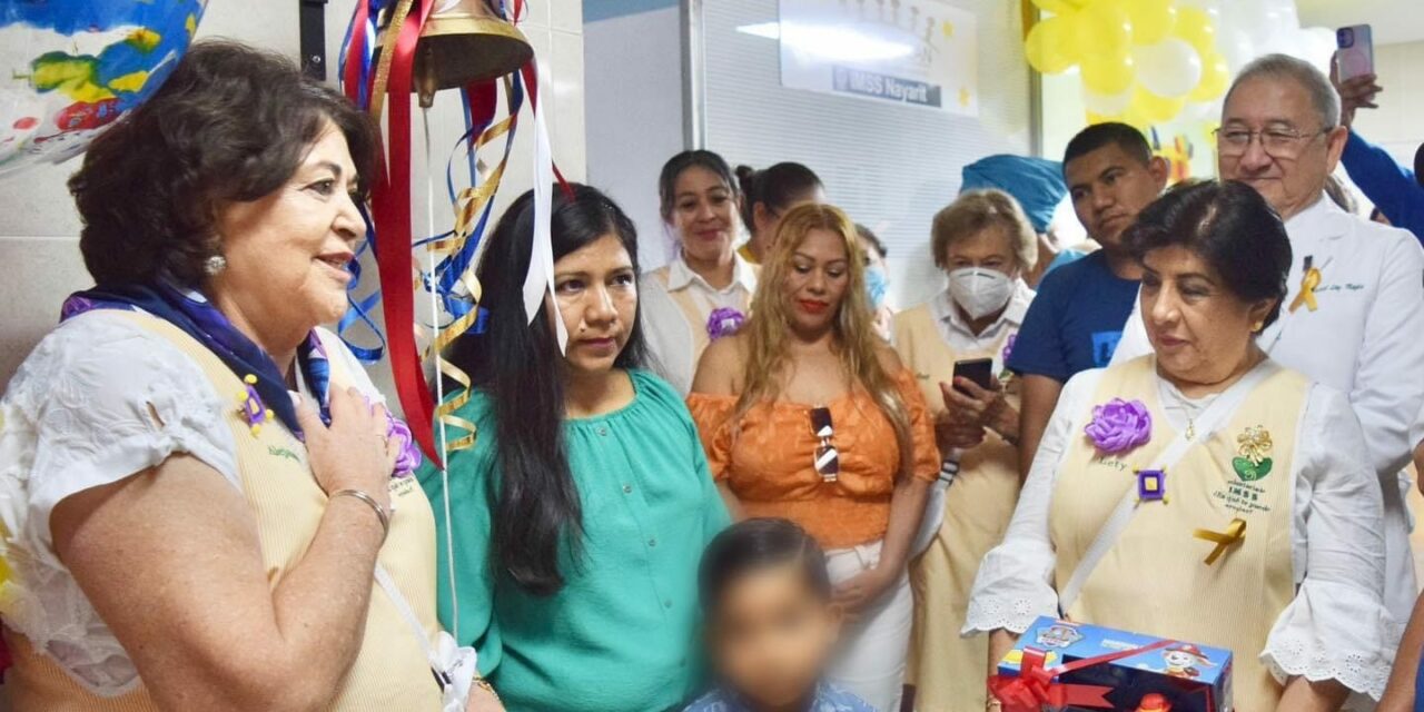 Acompaña presidenta del Voluntariado IMSS a menor de edad a su toque de campana en OncoCREAN del HGZ No. 1, en Tepic