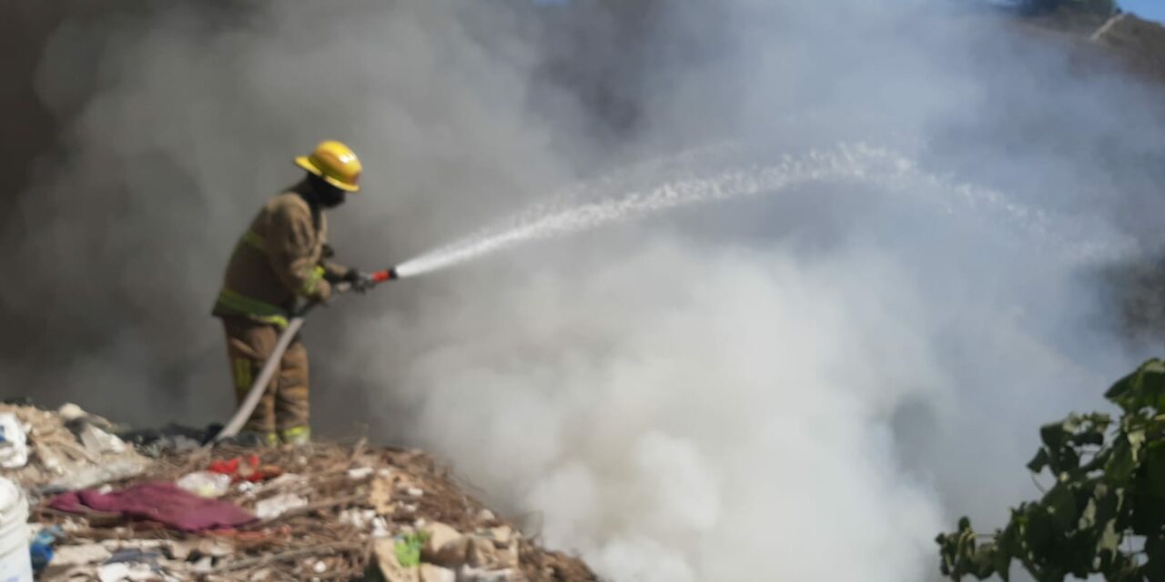 Sofoca Protección Civil y Bomberos de Tepic incendio en tiradero clandestino