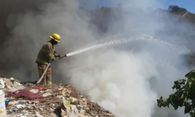 Sofoca Protección Civil y Bomberos de Tepic incendio en tiradero clandestino