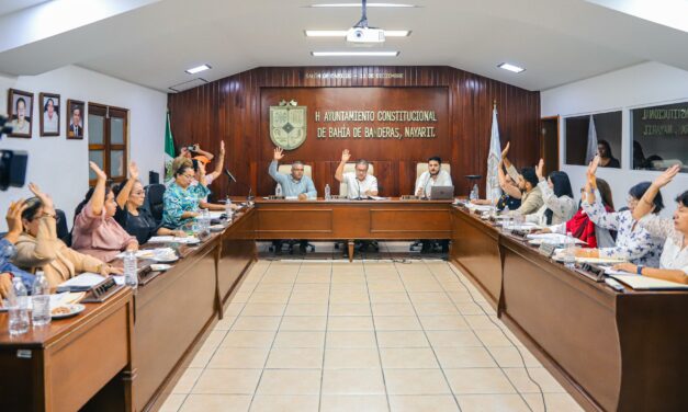 APRUEBAN SOLICITUD DE LICENCIA AL CARGO A LA PRESIDENTE MUNICIPAL MIRTHA VILLALVAZO