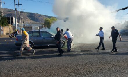 Sofocan directores de seguridad del Ayuntamiento de Tepic incendio de auto