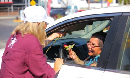 Estrella Palacios felicita a las mamás y les regala rosas rojas