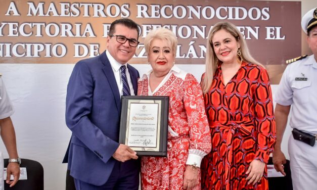 RINDEN HOMENAJE A MAESTROS RECONOCIDOS POR SU TRAYECTORIA PROFESIONAL EN EL MUNICIPIO DE MAZATLÁN