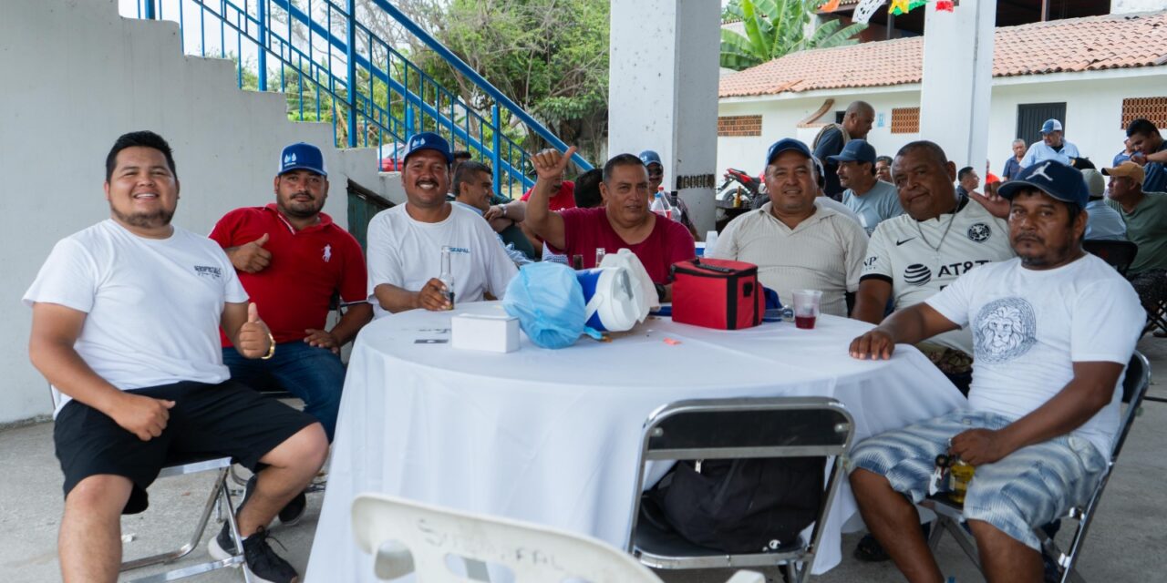 Reconocen a papás que laboran en SEAPAL Vallarta