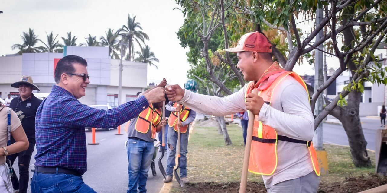 Supervisa Alcalde obra de rehabilitación de camellón en avenida Reforma