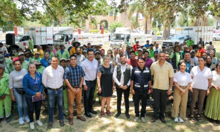 Presidenta Leticia Araiza entrega nuevos camiones para tener más limpio a Tepic