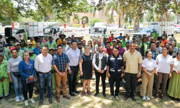 Presidenta Leticia Araiza entrega nuevos camiones para tener más limpio a Tepic