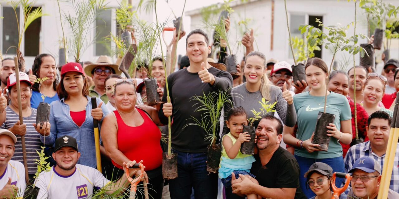 Héctor Santana reforestando Bahía de Banderas.