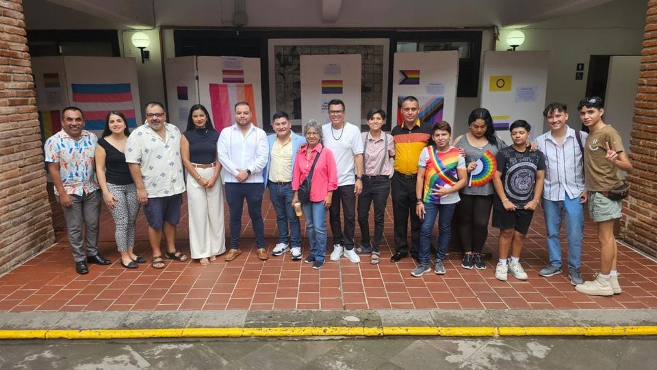 INAUGURAN EXPOSICIÓN «BANDERAS DEL ORGULLO» EN EL PATIO DE LA PRESIDENCIA MUNICIPAL