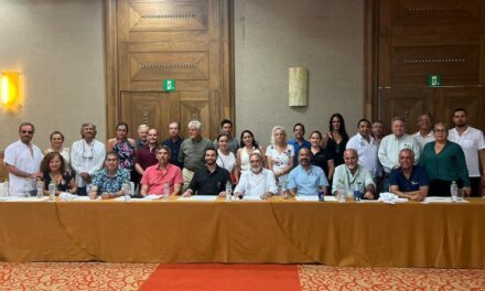 Firman convenio de colaboración Luis Munguía y residentes de Marina Vallarta