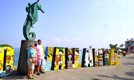 Inician la restauración de las letras de Puerto Vallarta